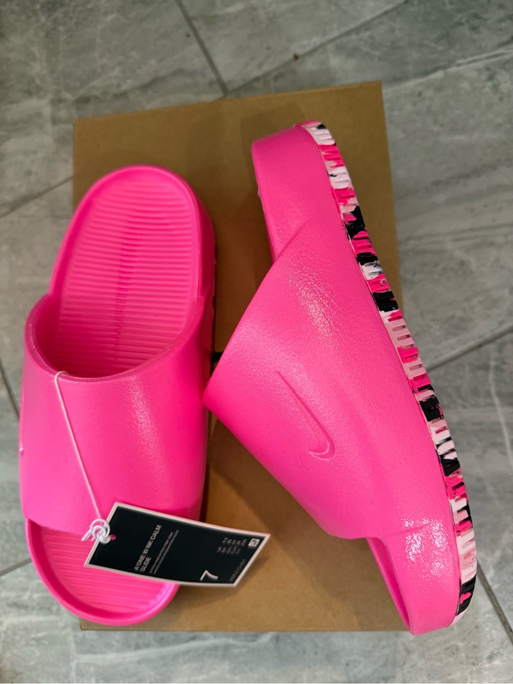New Nike Women's Bright Pink Slide Sandals slides Sz 7 with Patterned Edge